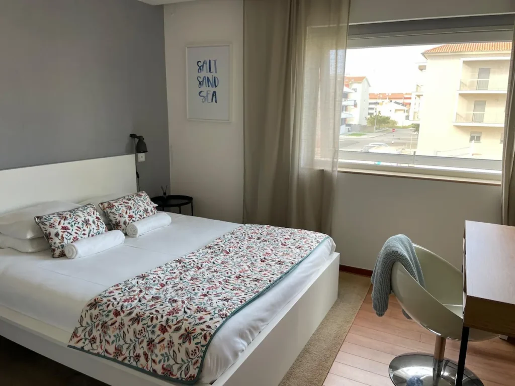 Queen size bed and a workdesk
